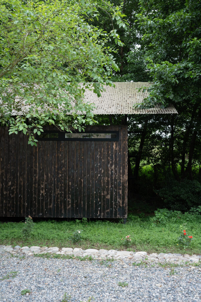gooshe / a hut